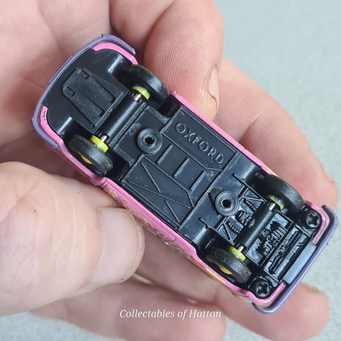 Oxford Diecast 1:76 Volkswagen VW camper/Bus Peace surf boards pink loose superb