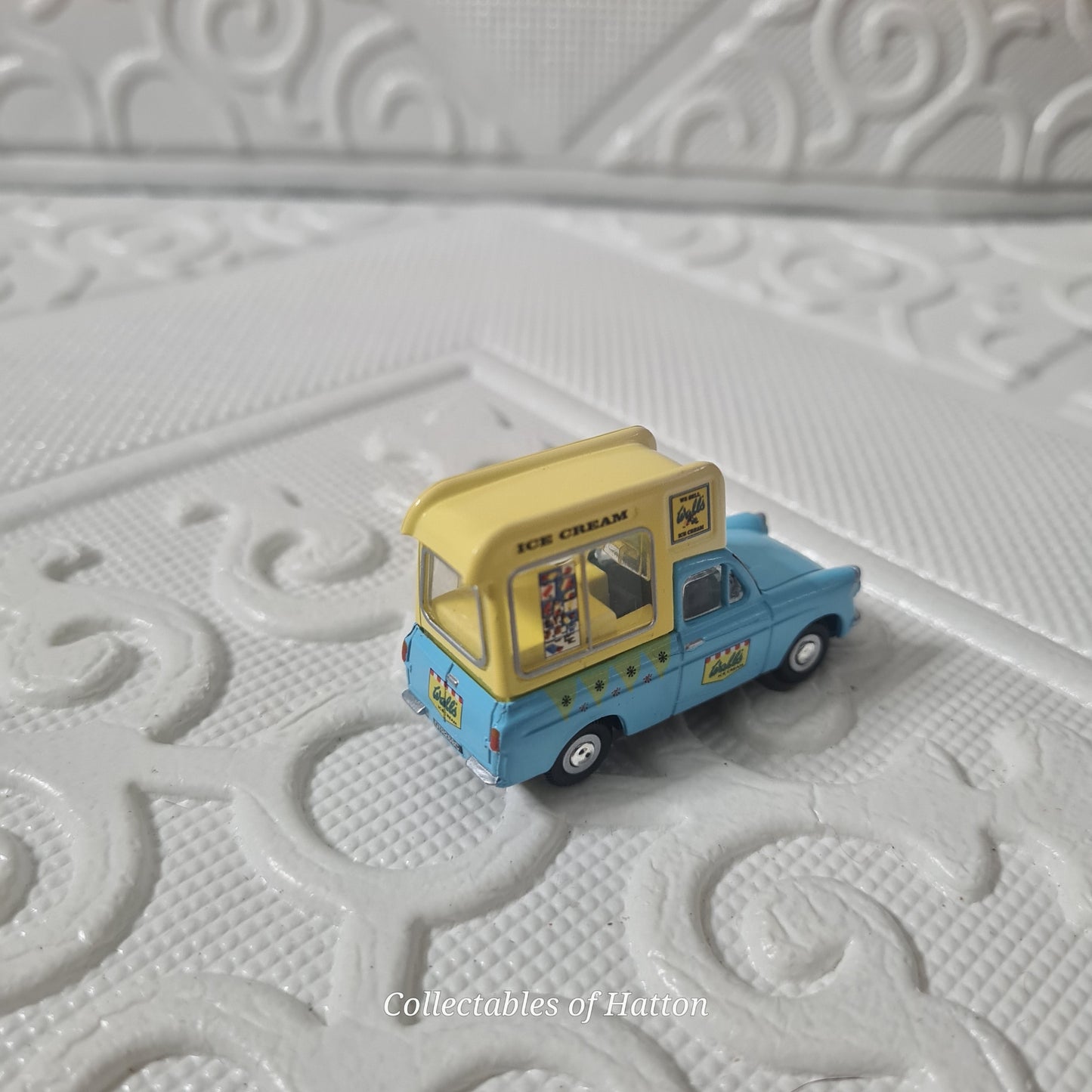Oxford Diecast 1:76 Ford Anglia Wall's ice cream van loose excellent