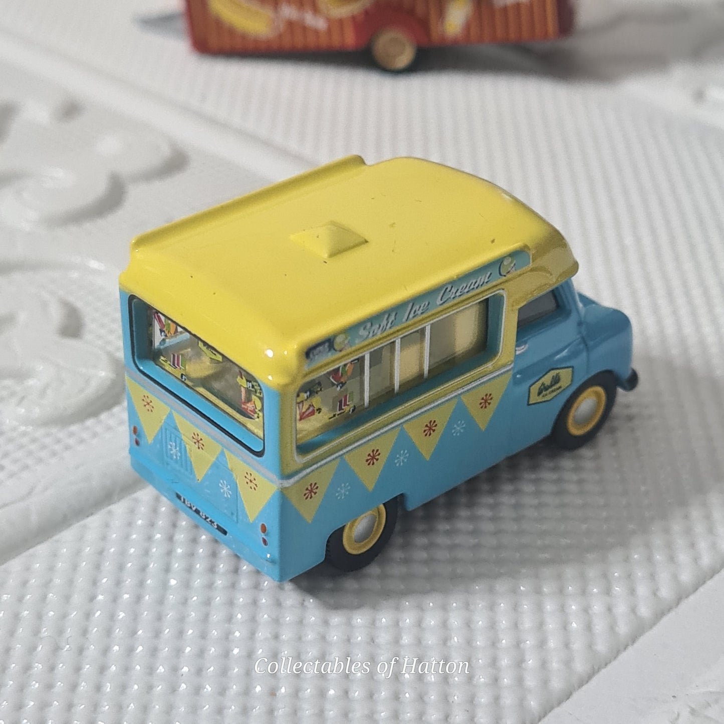 Oxford Diecast 1:76 Bedford CA Ice Cream Van "WALLS" loose excellent