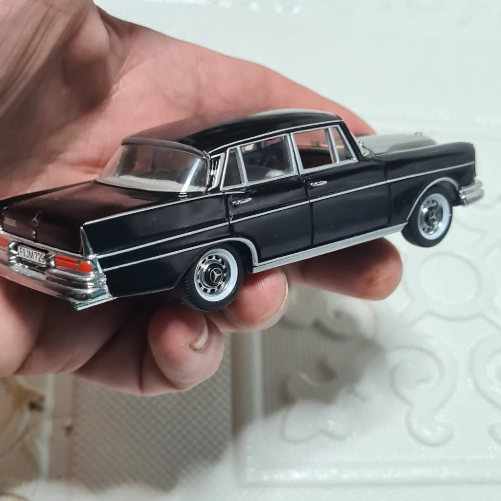 Vitesse 1:43 Mercedes 220 60's saloon Black loose diecast nice example