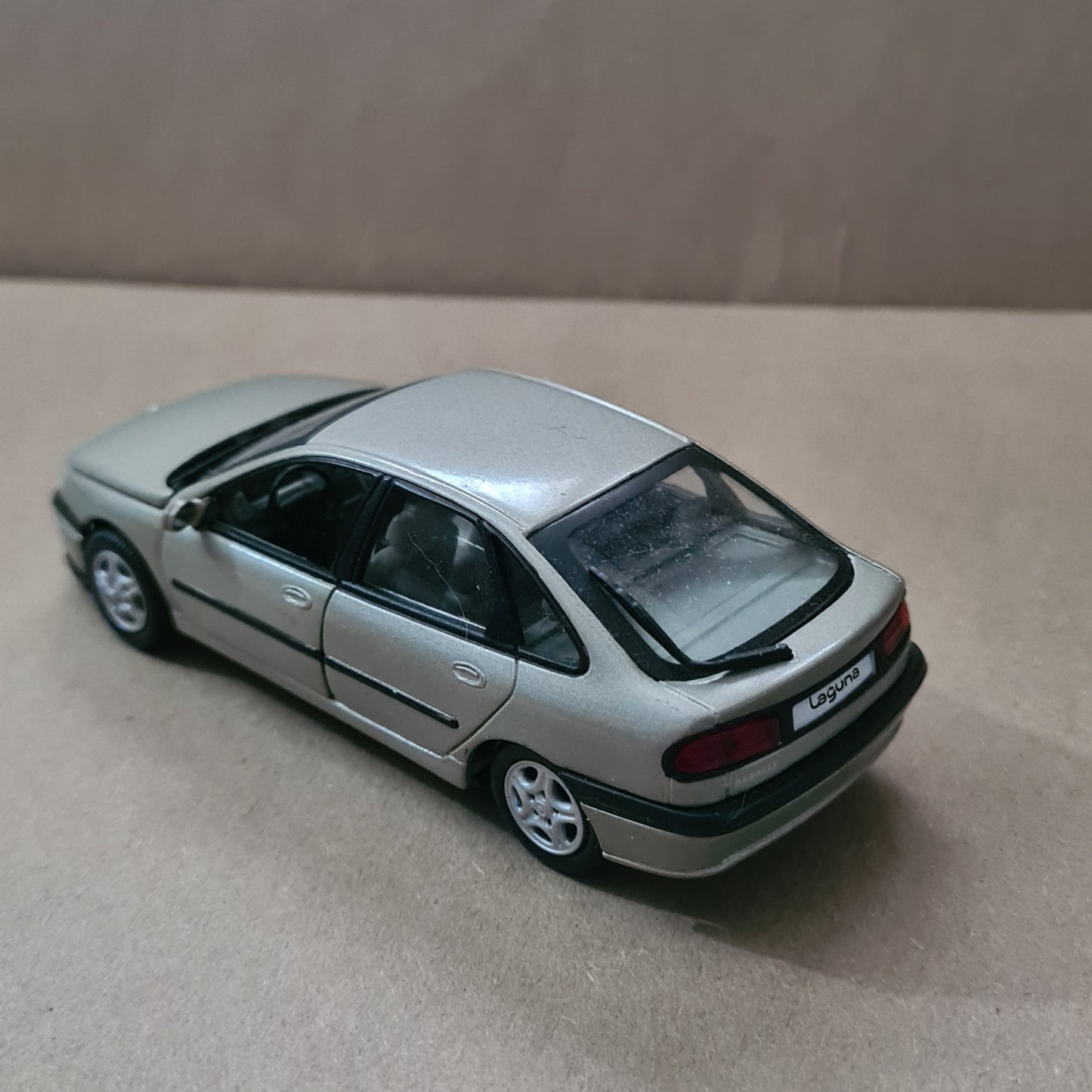 Universal Hobbies 1:43 Renault Laguna stunning diecast model loose excellent