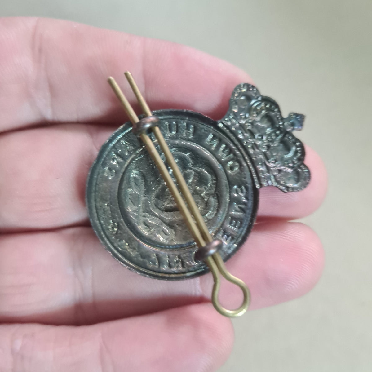 The 7th Queens own Hussairs cap badges gold & bronze coloured vgc