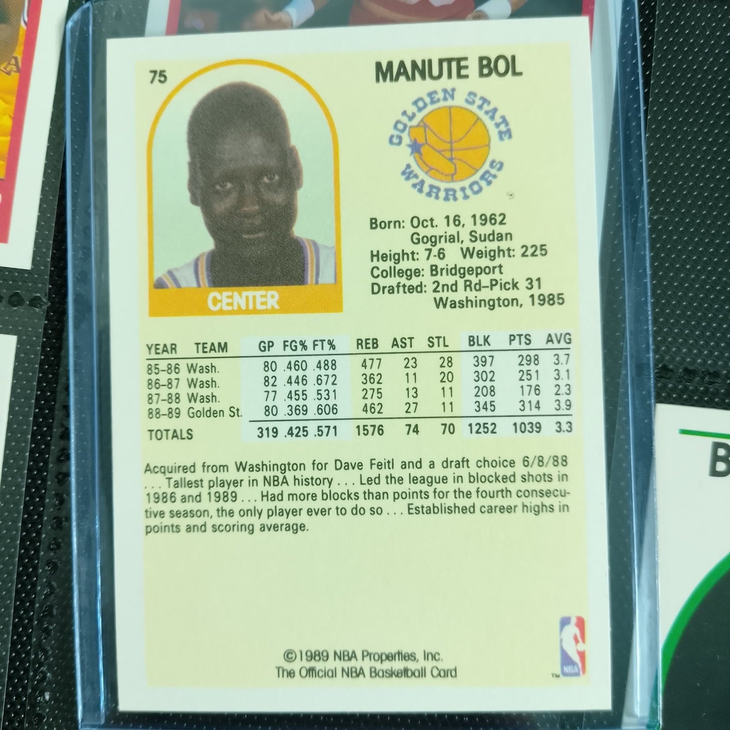 Manute Bol 1989 NBA Hoops #75 NBA Basketball Golden State Warriors superb Sleeved