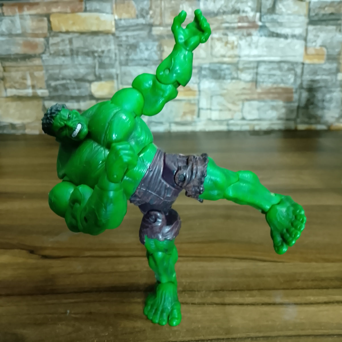 Incredible Hulk Leaping Action Figure 2002 Movie Marvel action figure loose vgc