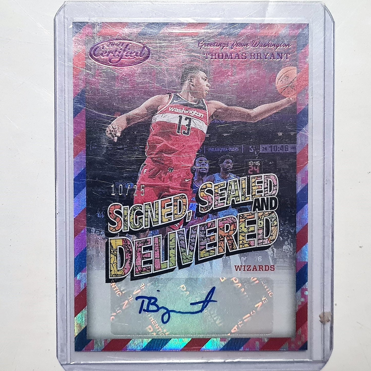 2020-21 Thomas Bryant Panini zertifizierter SSD-TBY NBA Basketball UNTERZEICHNET VERSIEGELT GELIEFERT 10/25 Pink Holo hervorragend versiegelt Washington Wizards