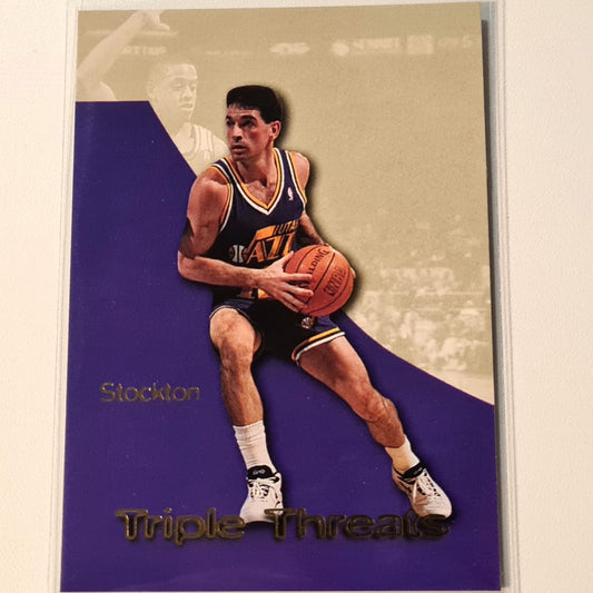 John Stockton 1996 Skybox Triple Threats Premium TT7 Einsatz NBA Basketball Utah Jazz Excellent gesleevt