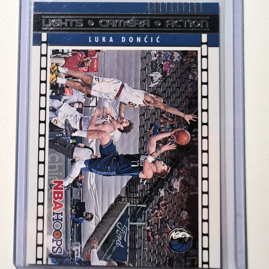 Luka Doncic 2021-22 Panini Hoops beleuchtet Kamera-Action-Einsatz #24 NBA Basketball Dallas Mavericks Mint ärmellos
