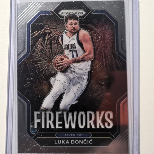 Luka Doncic 2022-23 Panini Prizm Fireworks Einsatz #24 NBA Basketball Dallas Mavericks Mint ärmellos