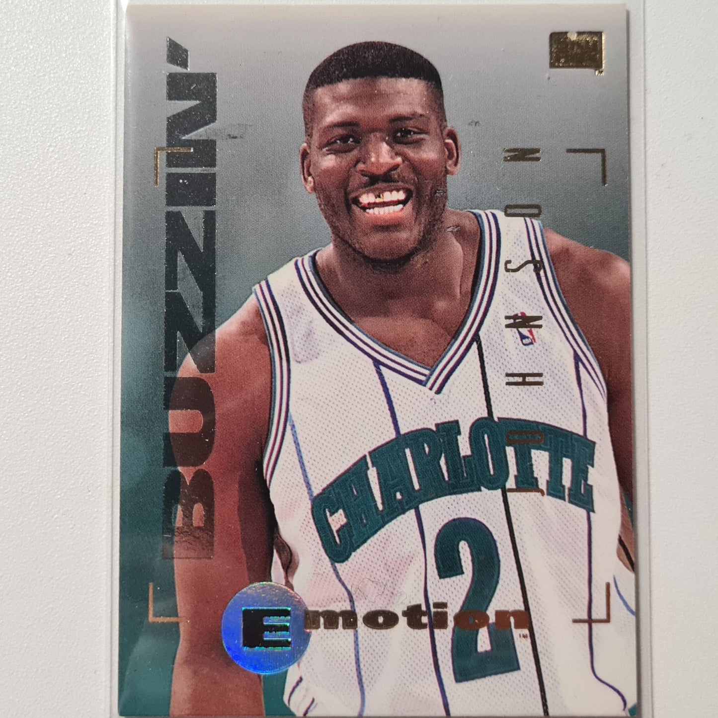 Larry Johnson 1995 Skybox Emotion Buzzin #9 NBA Basketball Charlotte Hornets mit sehr guten Ärmeln