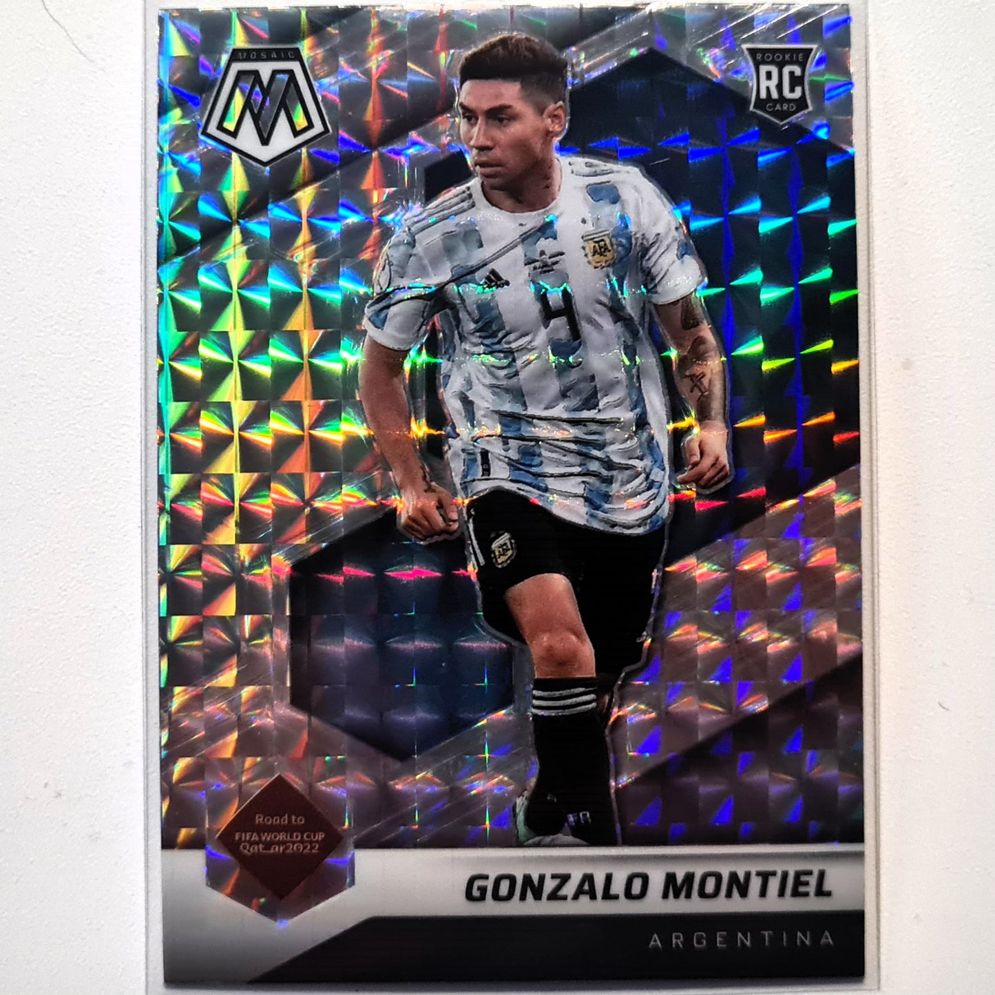 Gonzalo Montiel 2021-22 Panini Mosaik FIFA Weg zur Weltmeisterschaft Prizm Rookie RC #9 Fußball Argentinien Mint Sleeved