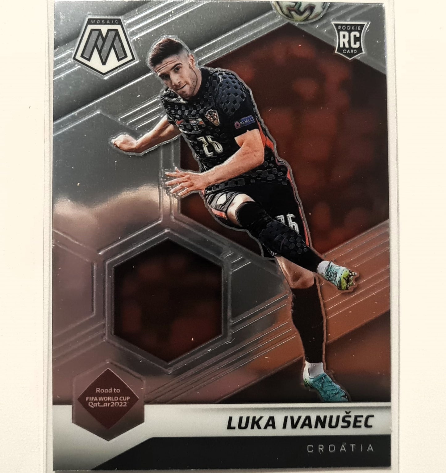 Luka Ivanusec 2021-22 Panini Mosaik Fifa Weg zur Weltmeisterschaft Rookie RC #197 Fußball Kroatien Excellent-Mint Sleeved