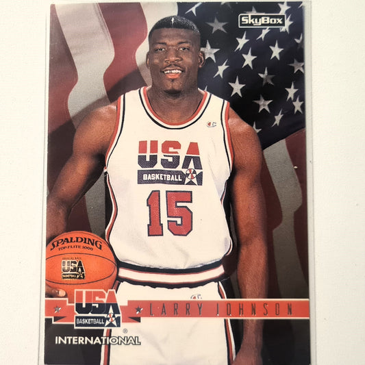 Larry Johnson 1994 Skybox USA Basketball NBA International #7 NBA Basketball Charlotte Hornets Sehr gute Ärmel