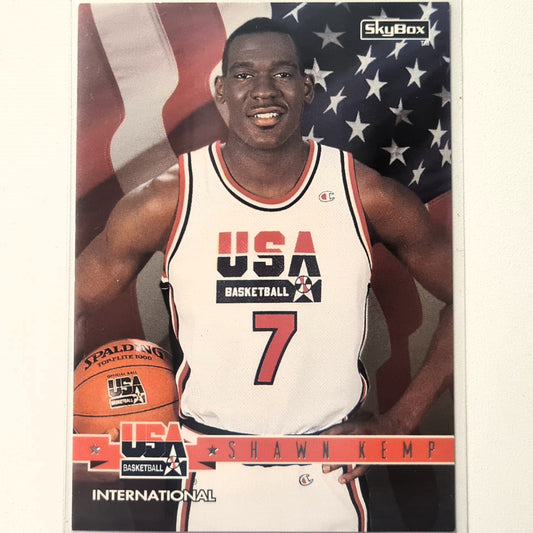 Shawn Kemp 1994 Skybox USA Basketball NBA International #13 NBA Basketball Seattle Supersonics mit hervorragenden Ärmeln