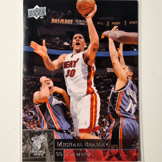 Michael Beasley 2009-10 NBA Hoops #93 NBA Basketball Miami Heat Very good sleeved