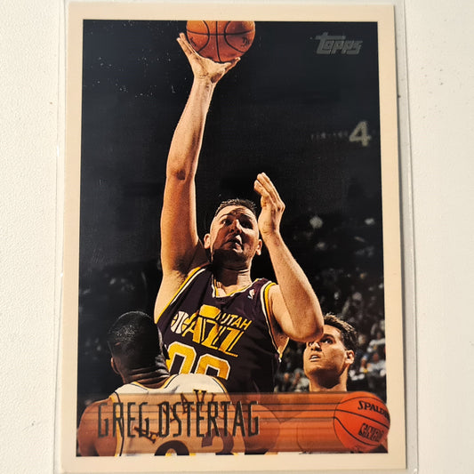 Greg Ostertag 1996 Topps #58 NBA Basketball Utah Jazz, sehr gute/ausgezeichnete Ärmel