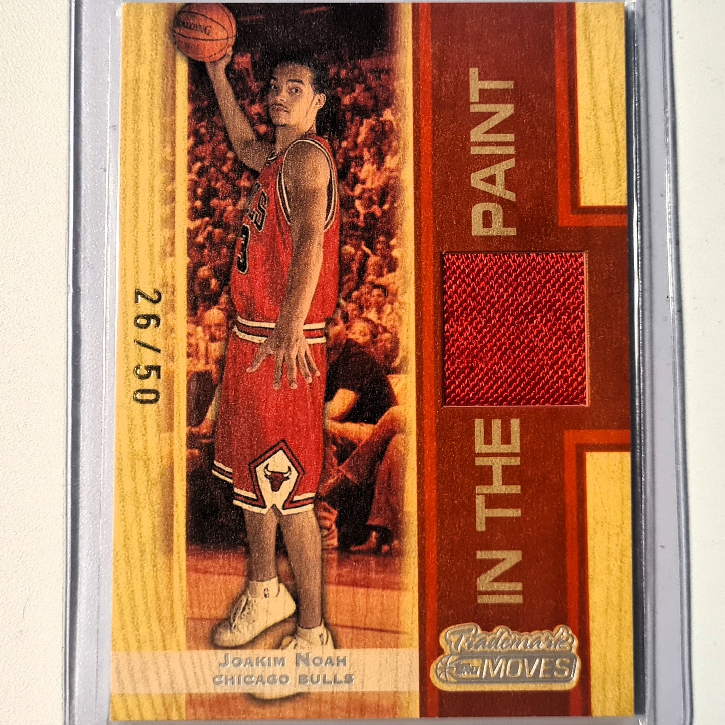 Joakim Noah 2007 Topps IN THE PAINT Nummerierter 26/50 Rookie-Aufnäher TR-JN NBA Basketball Chicago Bulls, sehr gut bedruckt