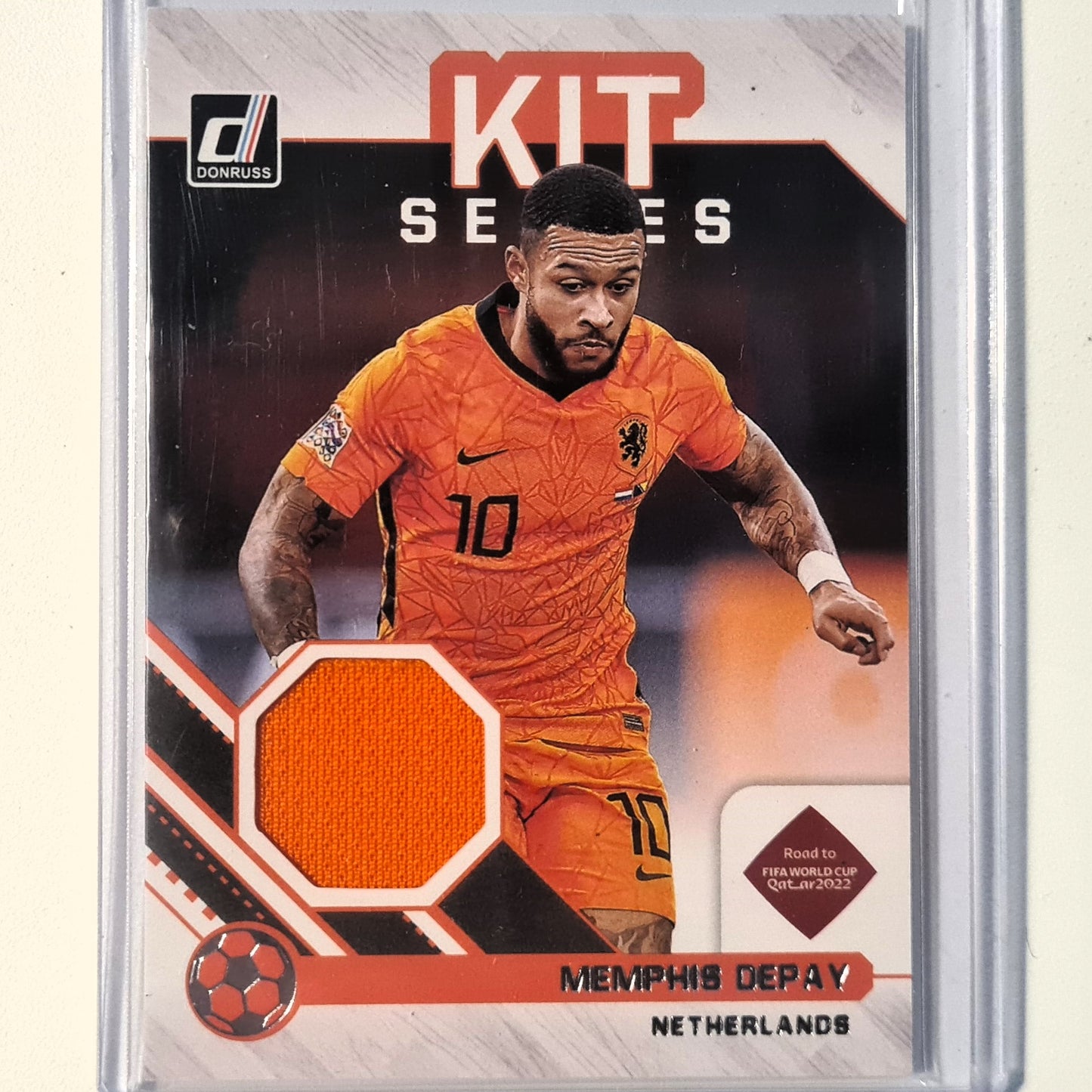 Memphis Depay 2021-22 Panini Donruss Soccer Road to FIFA World Cup Qatar Kit Series Patch KS-MD Football Niederlande, ausgezeichnete Minze mit Ärmeln