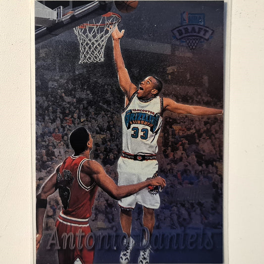 Antonio Daniels 1997 Topps Stadium club draft rookie RC #207 NBA Basketball Vancouver grizzlies excellent Sleeved