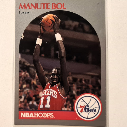 Manute Bol 1990 NBA Hoops #424 NBA Basketball Atlanta Hawks Excellent/mint sleeved