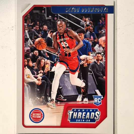 Sekou Doumbouya 2019-20 Panini Chronicles Threads Rookie RC #92 NBA Basketball Detroit Pistons Excellent/Mint Sleeved
