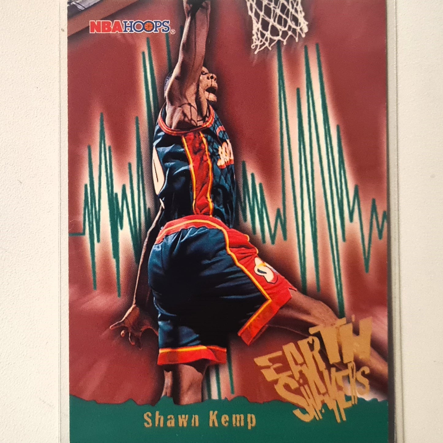 Shawn Kemp 1996 Skybox NBA Hoops Earth Shakers #371 NBA Basketball Seattle Super Sonics very good Sleeved