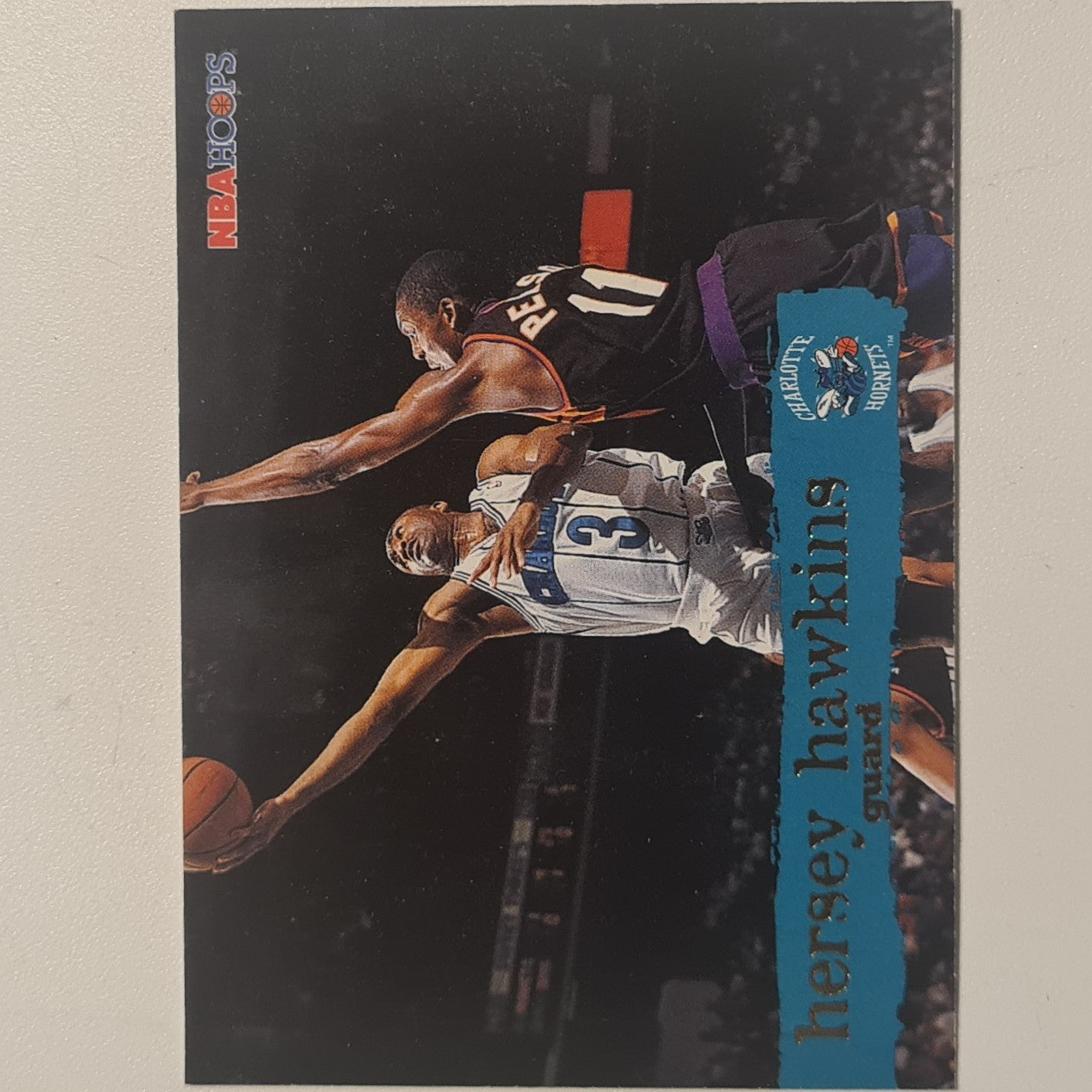 Hersey Hawkins 1995 Skybox NBA Hoops #17 NBA Basketball Charlotte Hornets Sleeved