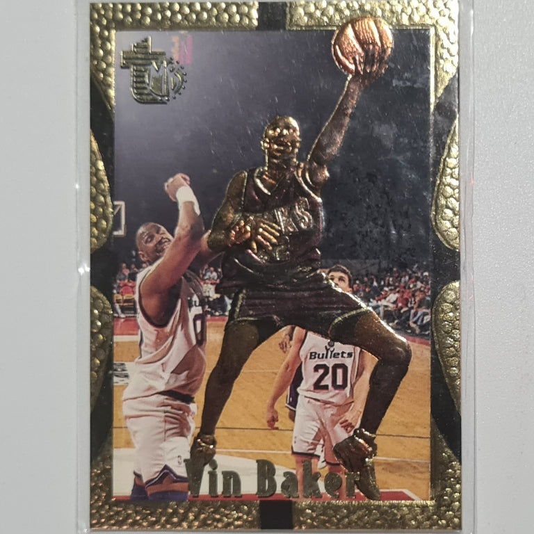Vin Baker 1995 Topps embossed gold #52 NBA Basketball Milwaukee Bucks excellent Sleeved