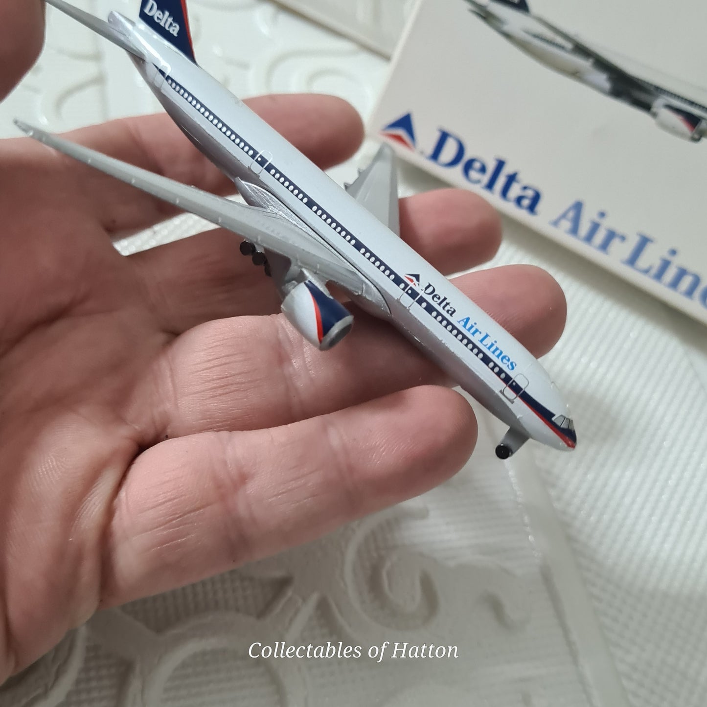 Schabak 1:600 Boeing 777-200 Delta Airlines livery diecast plane boxed vgc