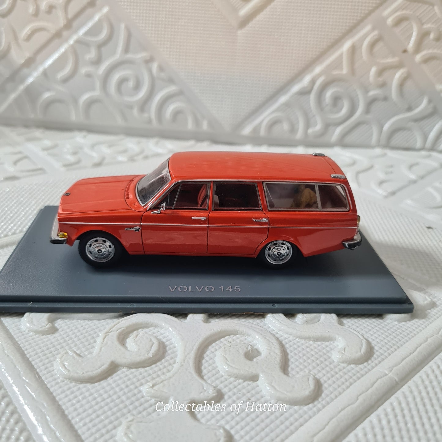 Neo Models 1:43 Volvo 145 estate Orange Resin model very nice imperfect