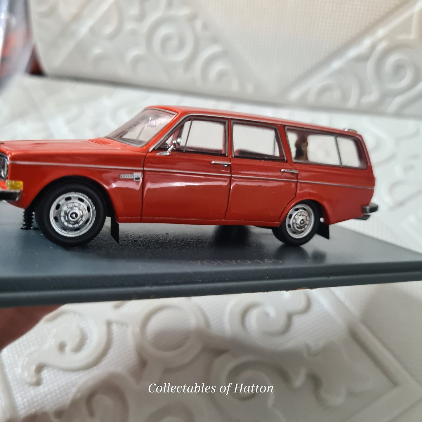 Neo Models 1:43 Volvo 145 estate Orange Resin model very nice imperfect