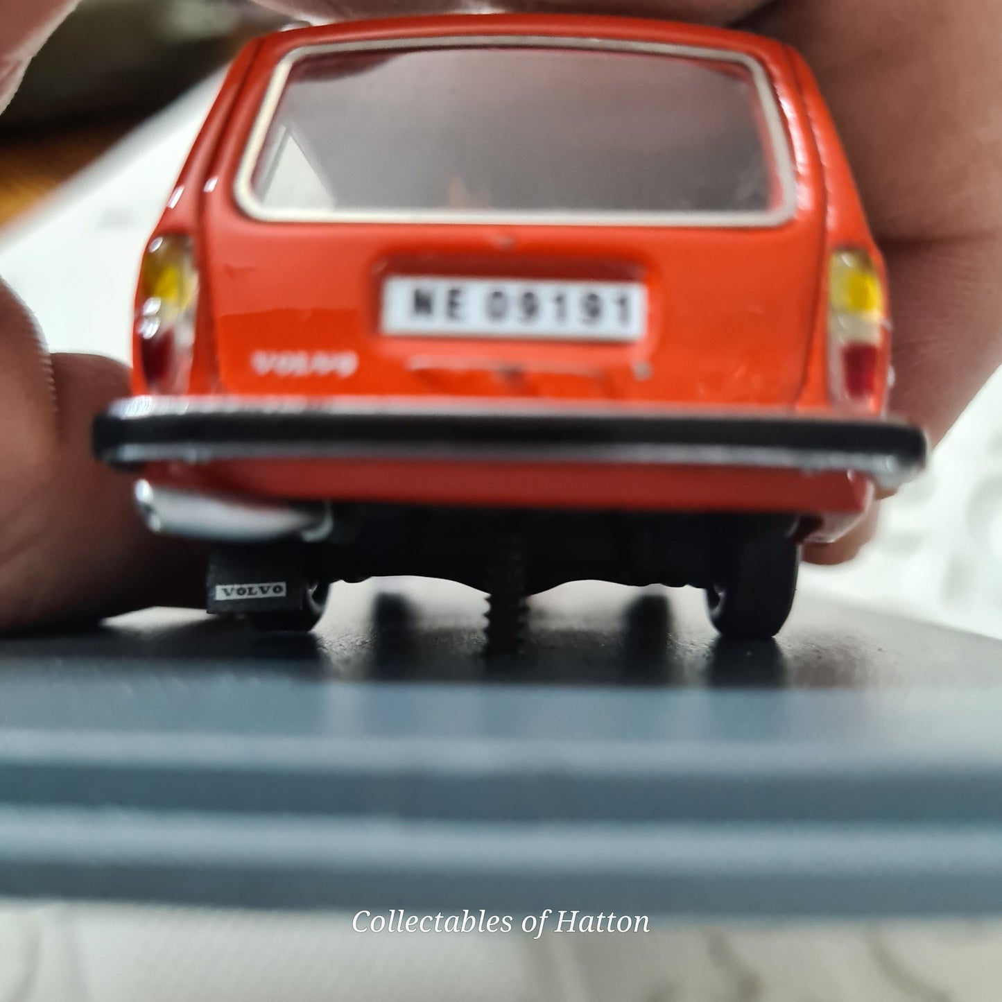 Neo Models 1:43 Volvo 145 estate Orange Resin model very nice imperfect