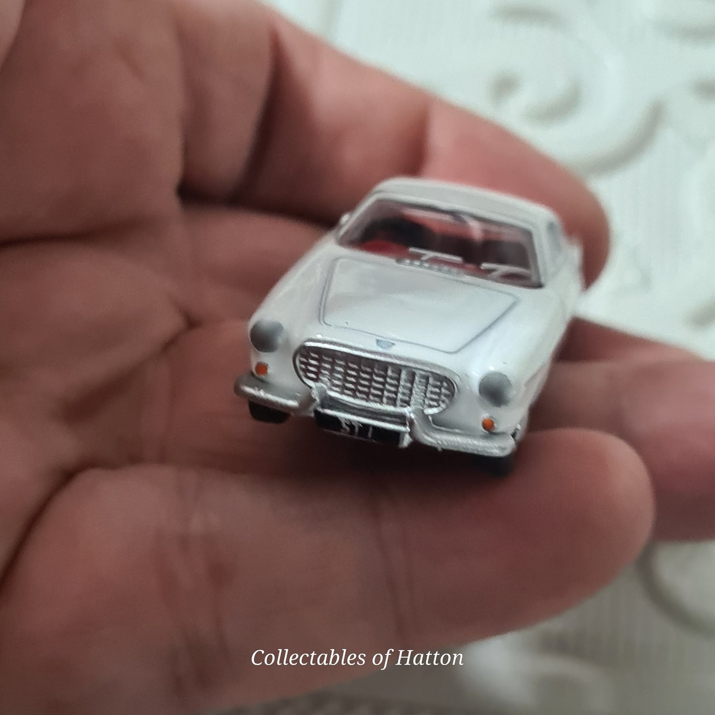 Oxford Diecast 1:76 Volvo P1800 White diecast loose excellent