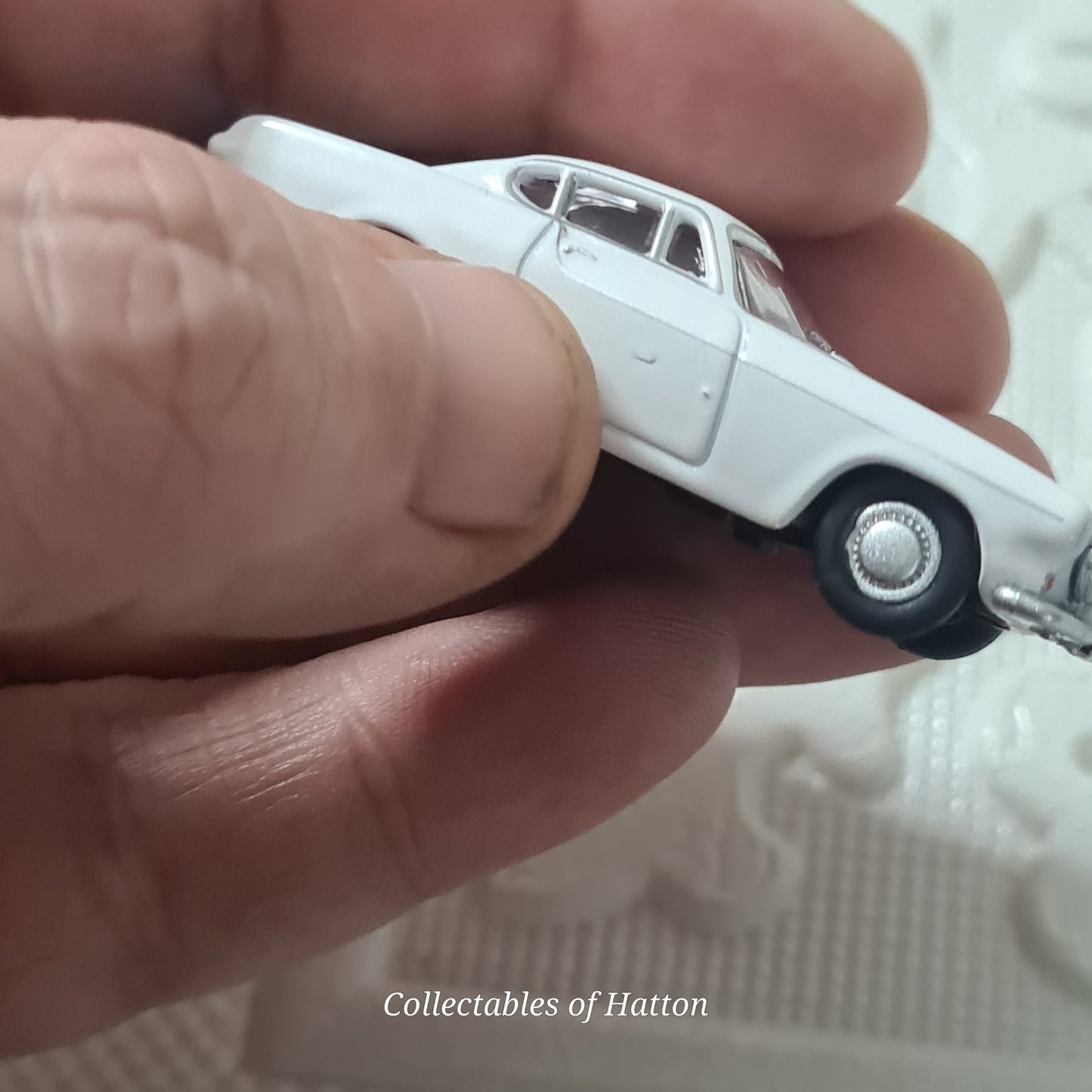 Oxford Diecast 1:76 Volvo P1800 White diecast loose excellent