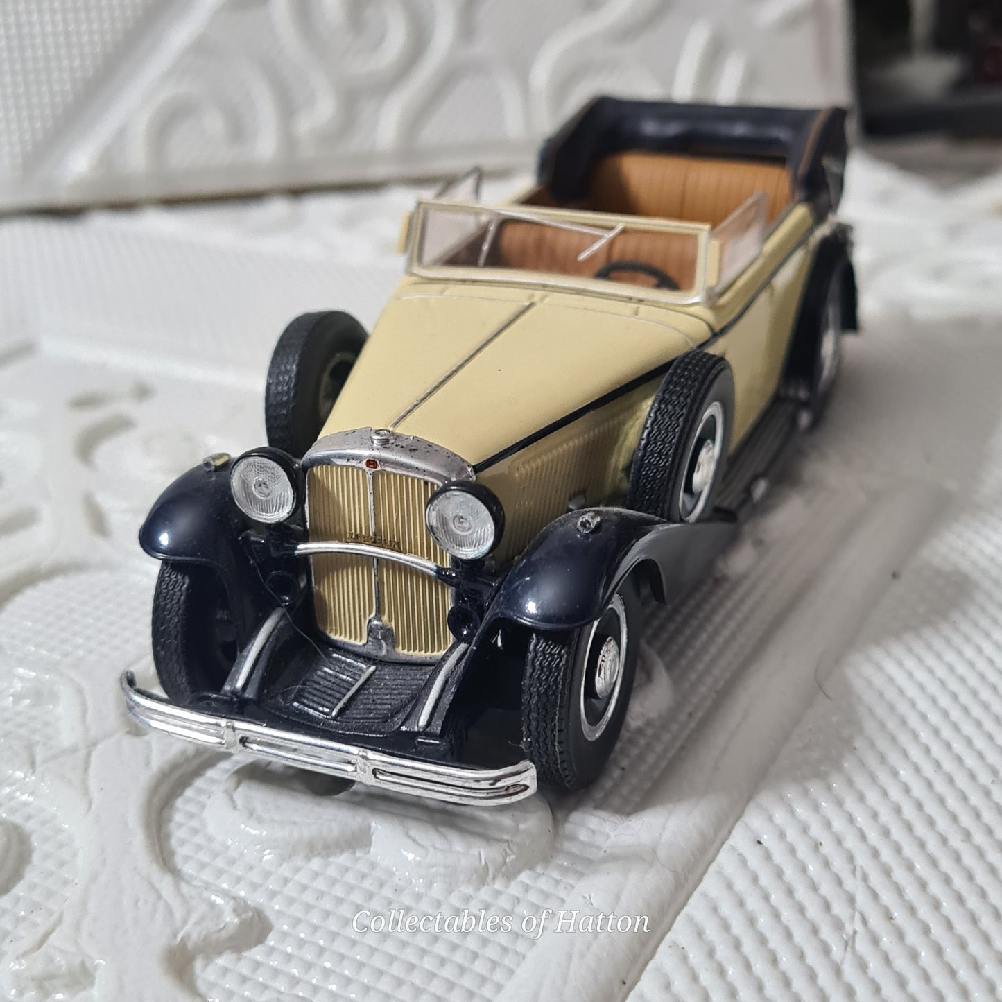 Minichamps 1:43 Maybach Zeppelin  cream black loose diecast model very good