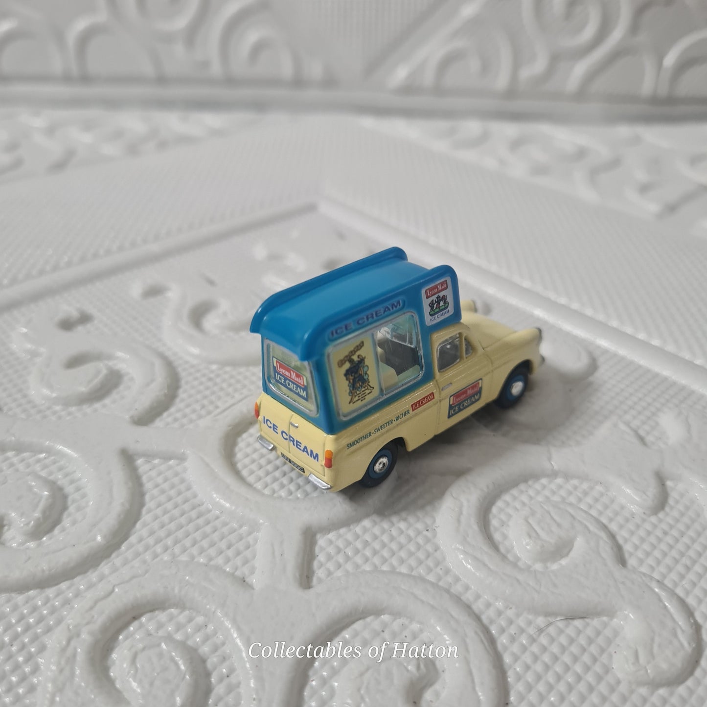 Oxford Diecast 1:76 Ford Anglia Lyons Maid ice cream van loose excellent