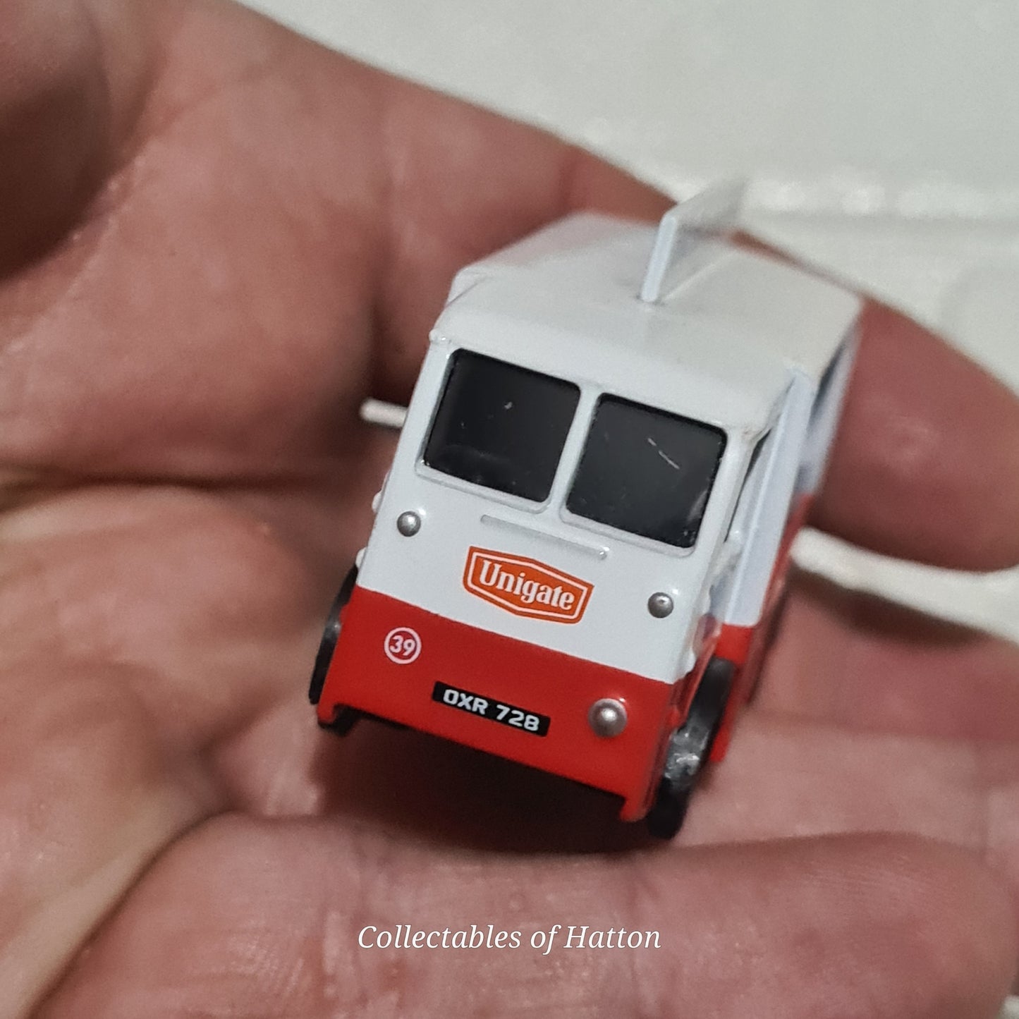 Classix Diecast 1:76  Unigate milk float diecast loose excellent