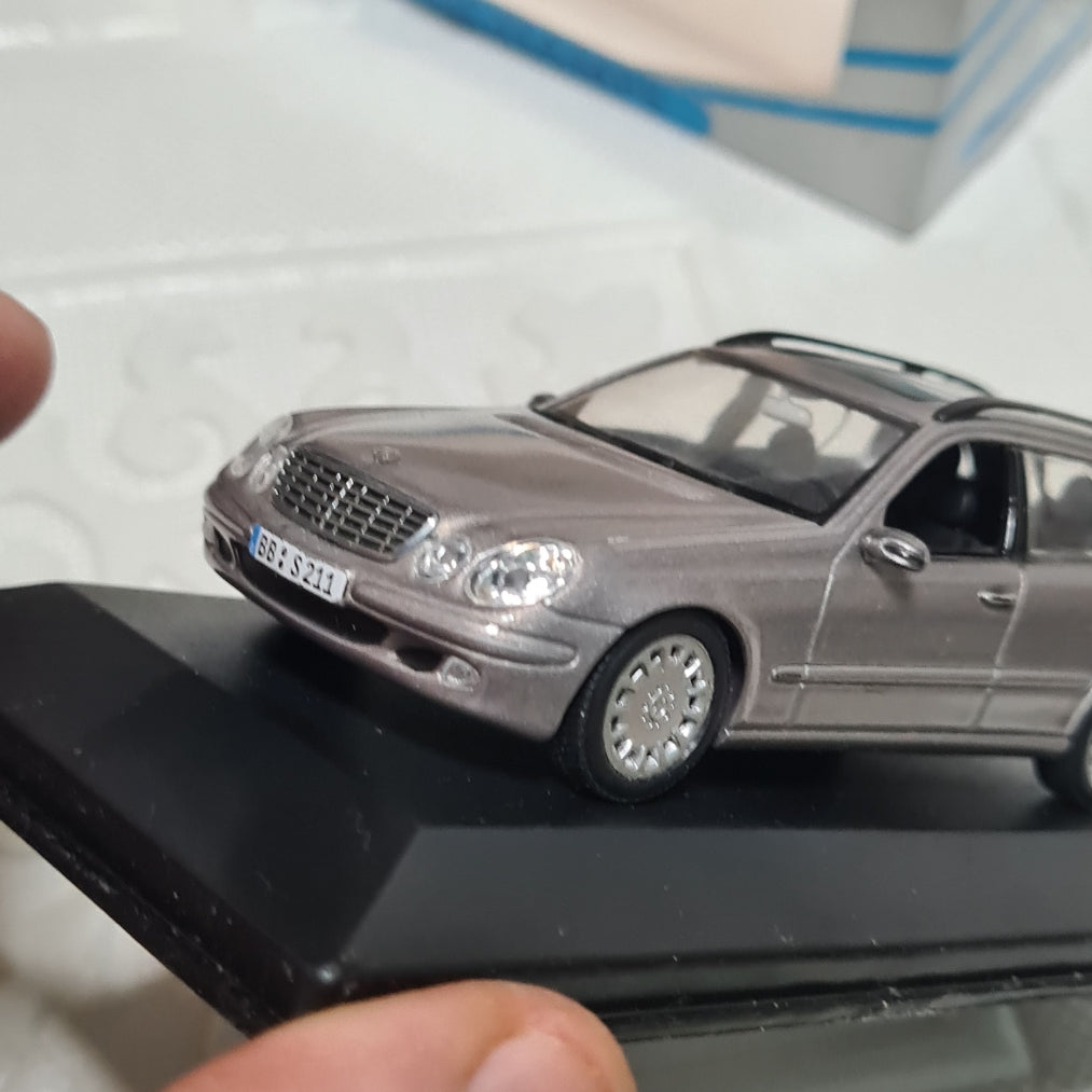 Minichamps 1:43 Mercedes E-Class Break Estate Metallic silver excellent diecast model