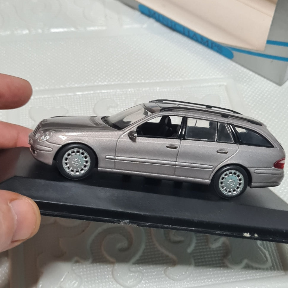 Minichamps 1:43 Mercedes E-Class Break Estate Metallic silver excellent diecast model