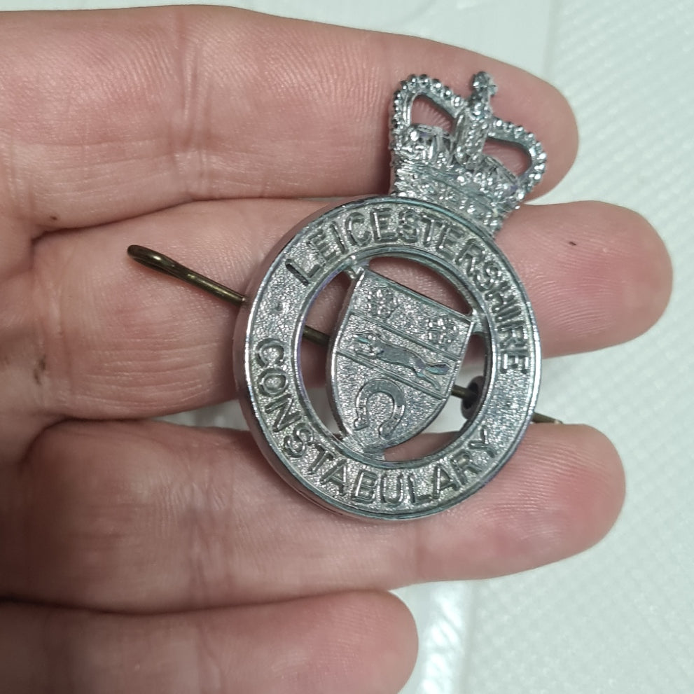 Leicestershire Constabulary  metal cap badge vgc with pin