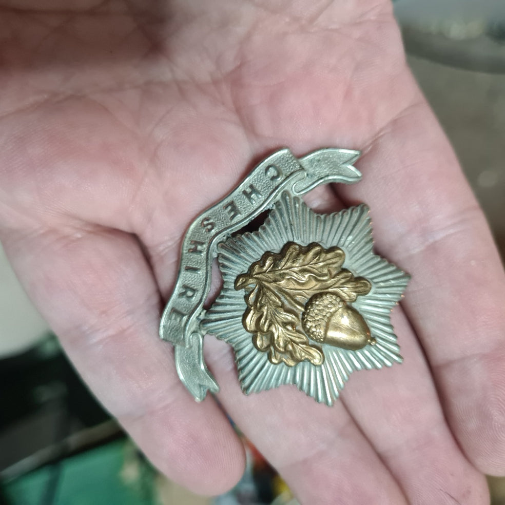 Cheshire Regiment old two-tone military cap badge looks ww2 see pictures