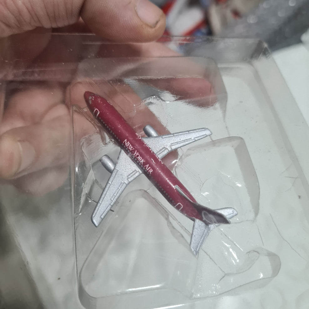 Schabak 1:600 Boeing 737-300 New York Air silver wings Germany diecast plane 2901/2902