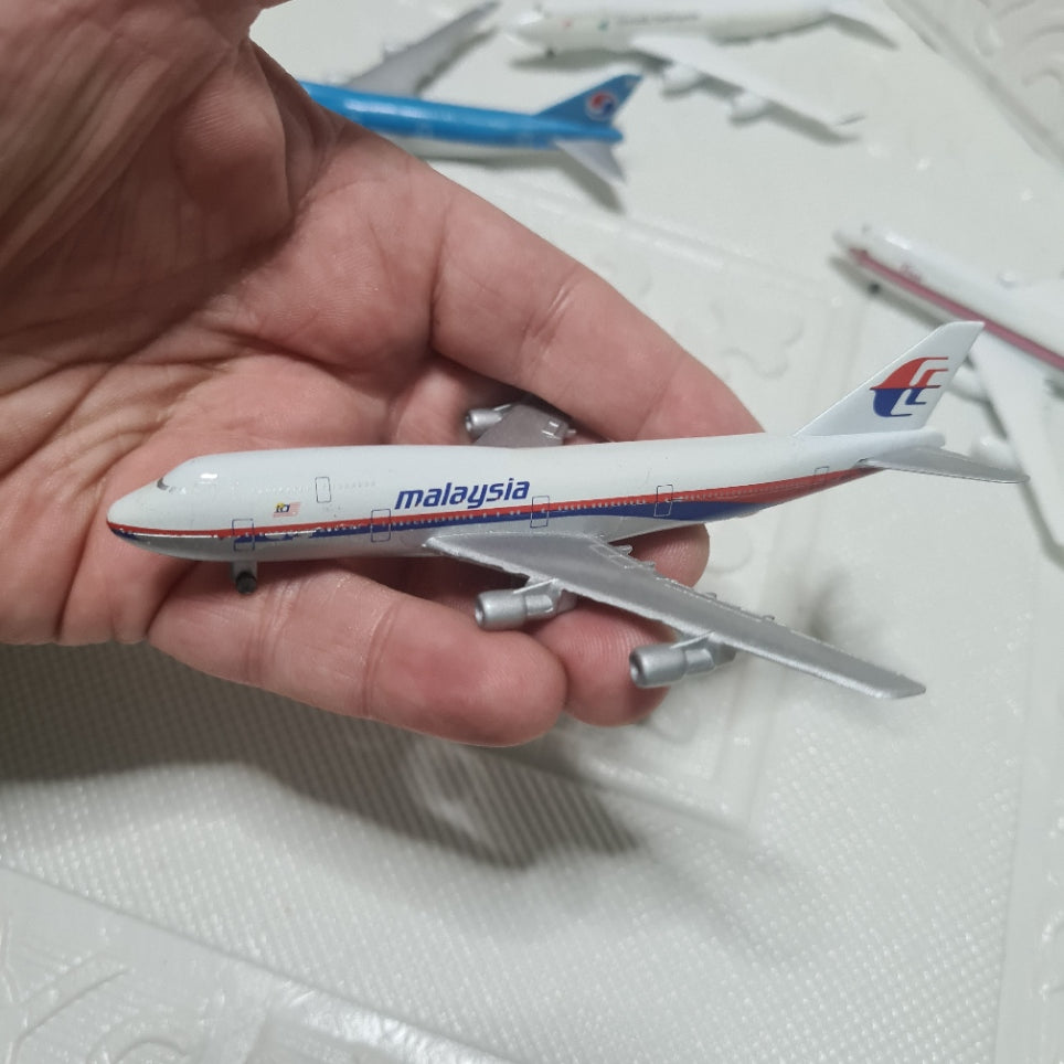 Schabak 1:600 Boeing 747 bundle of loose Asian planes Malaysia Korean garuda Thai lot 1