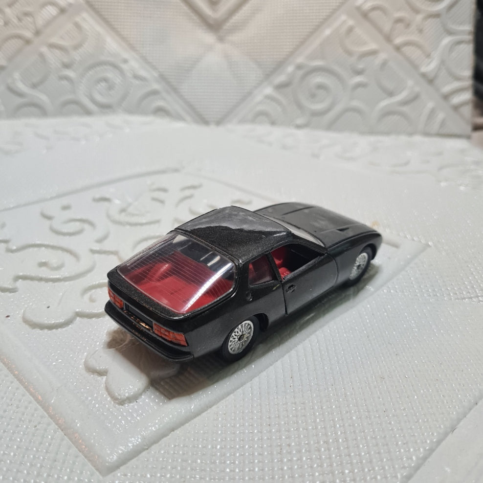 no 1051 Solido 1:43 Porsche 924 Graphite grey 1980 base no screw early issue very nice loose