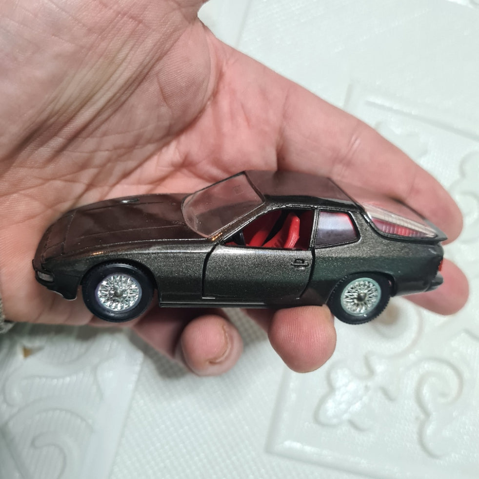 no 1051 Solido 1:43 Porsche 924 Graphite grey 1980 base no screw early issue very nice loose