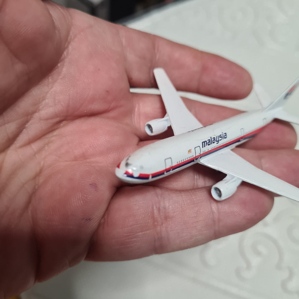 Schabak 1:600 Airbus A 300 Malaysia  German made diecast plane 903/65 boxed some wear