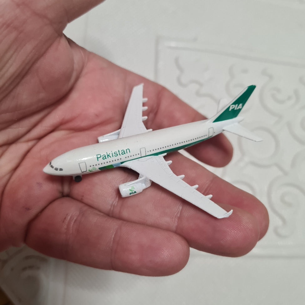 Schabak 1:600 Airbus A 300 PIA Pakistan German made diecast plane 903/25 very good boxed