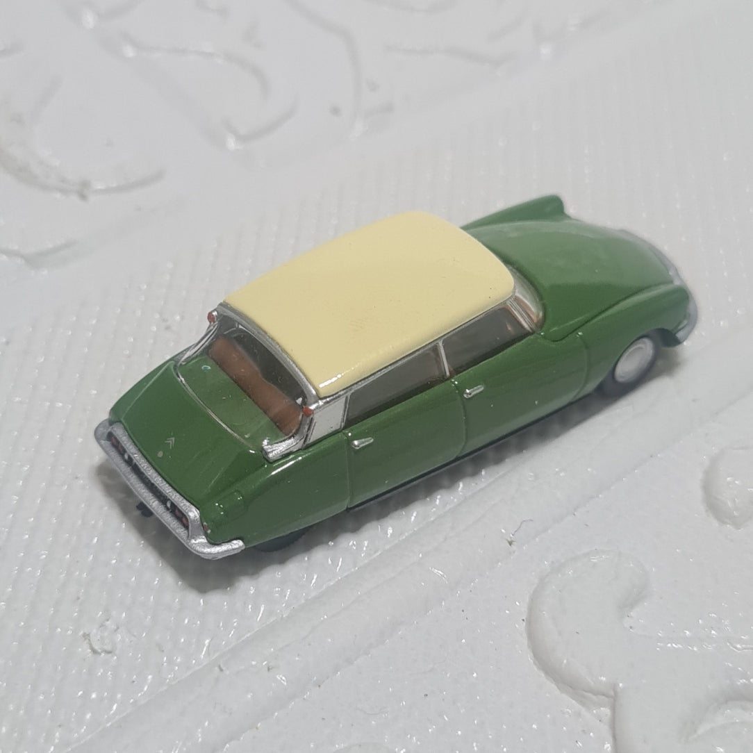 Oxford Diecast 1:76  60's Citroen DS Green Cream diecast  loose excellent
