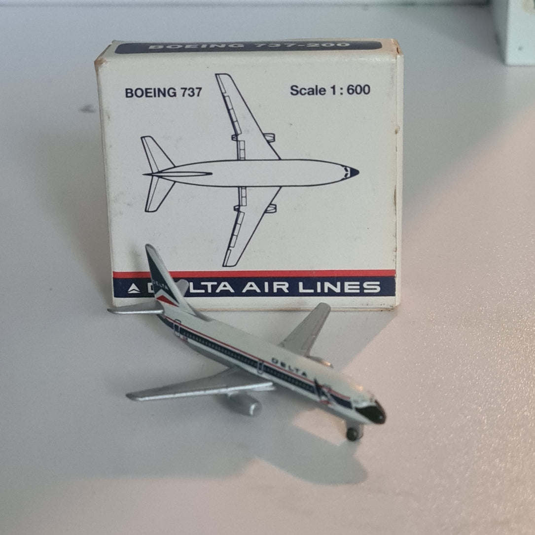 Schabak 1:600 Boeing 737-200 Delta Airlines diecast plane 905/21 good boxed