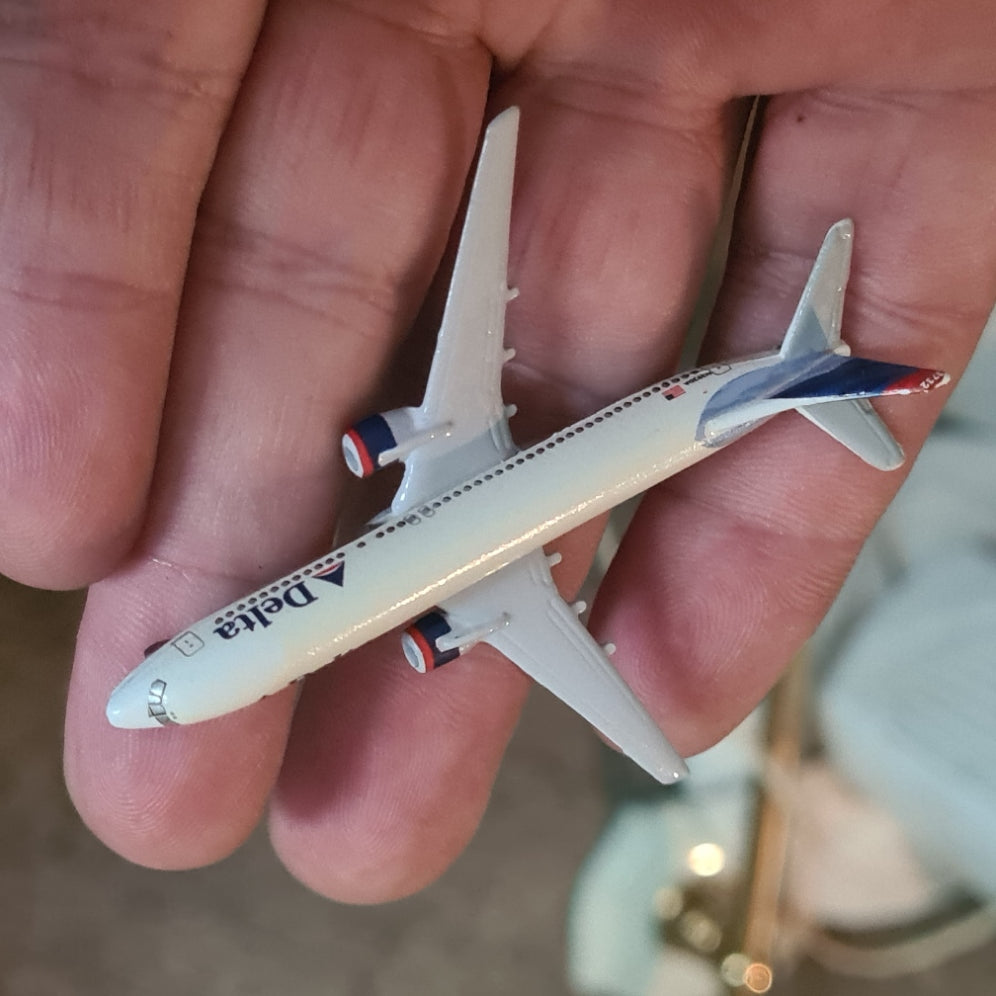 Schabak 1:600 Boeing 737-800 Delta Airlines diecast plane 965/21tc VGC boxed