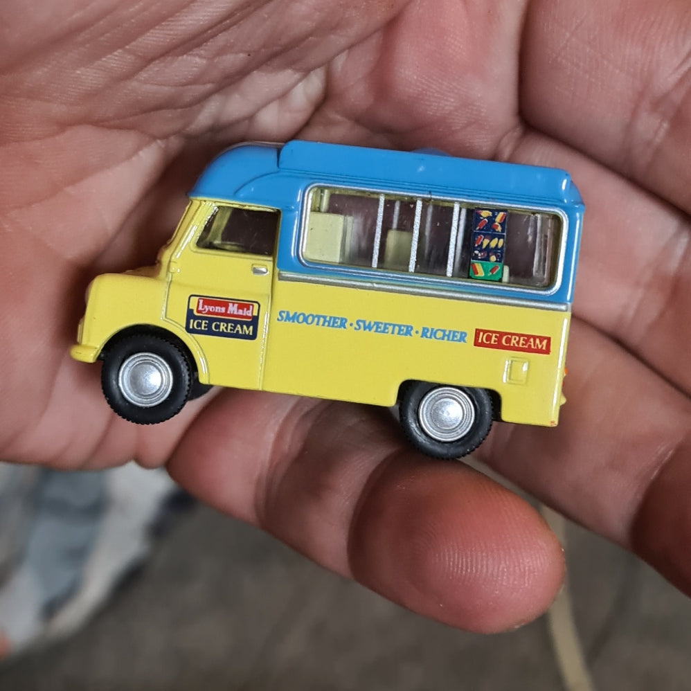 Oxford Diecast 60's vintage Lyons Maid ice cream van  1:76 loose model VGC